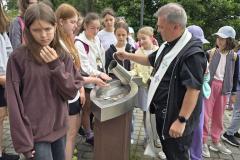 image015